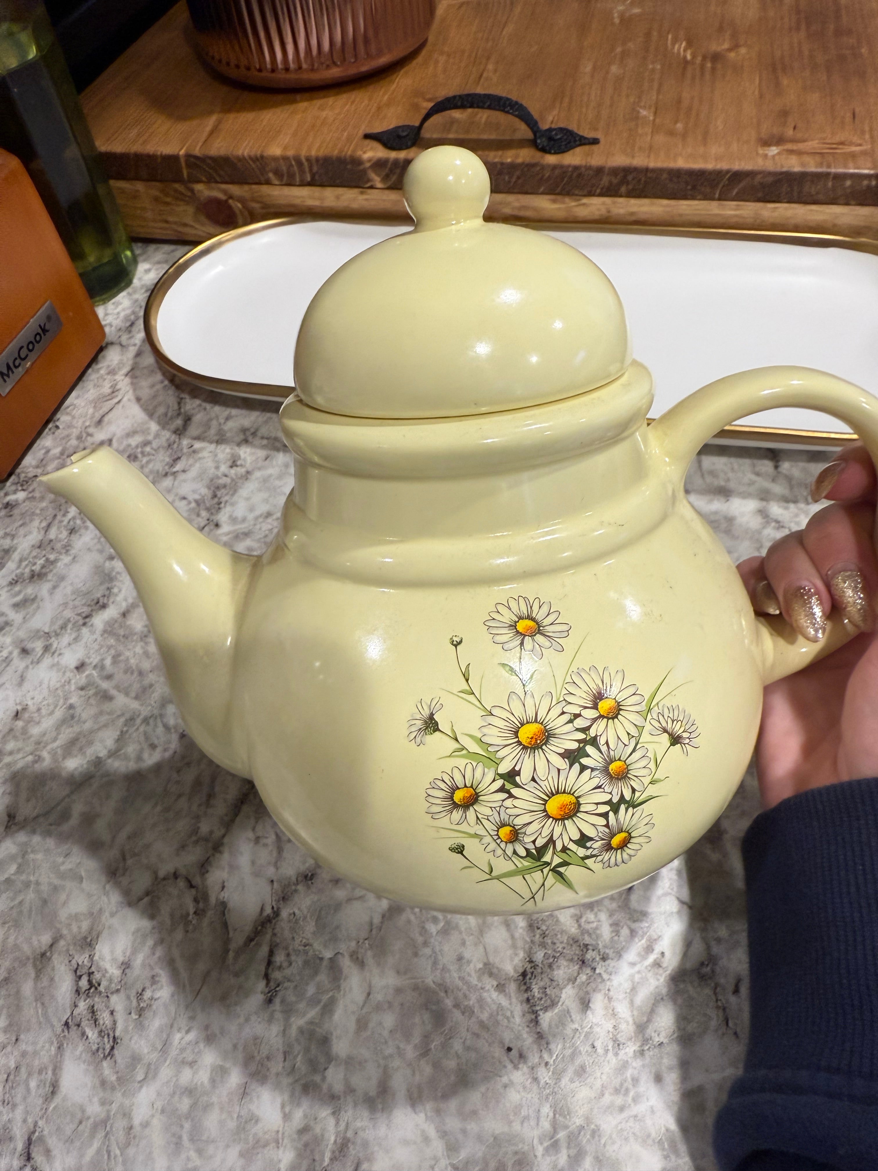 Vintage Yellow Daisy Teapot